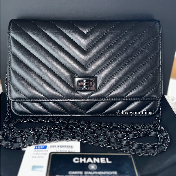 New Authentic Chanel So Black Reissue 2.55 Chevron WOC Wallet on Chain - Picture 1 of 11